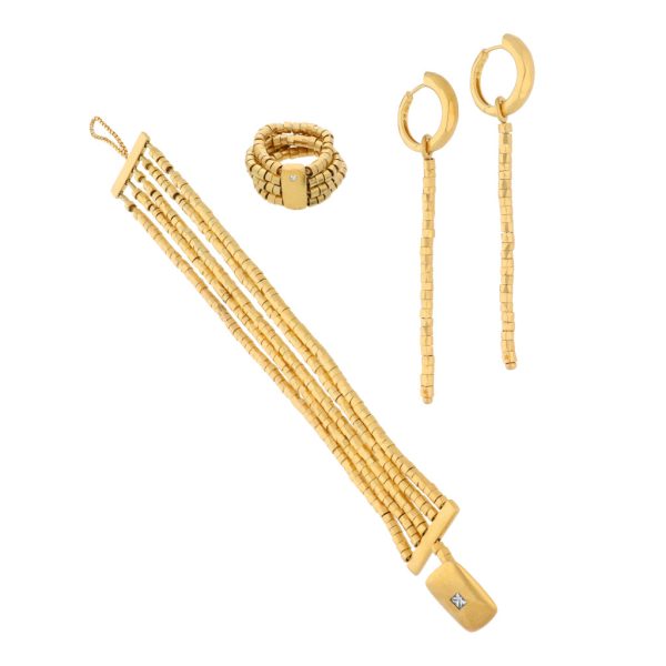 Juego de pulsera cinco hilos eslabón tubular, arracadas con colgantes y argolla articulada firma H.Stern con diamantes en oro amarillo 18 kilates. For Discount