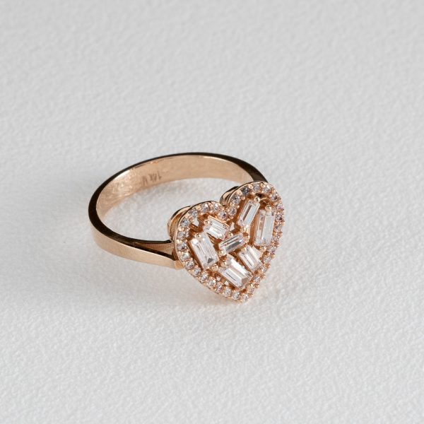 Anillo tipo sello calado motivo corazón con circonias en oro rosa 14 kilates. on Sale