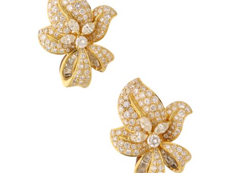 Aretes estilizados motivo flor con diamantes en oro amarillo 18 kilates. Online now